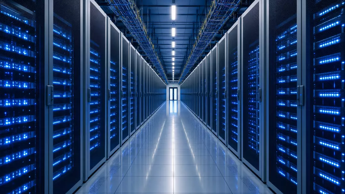 Architektonisches Foto eines modernen Rechenzentrums mit symmetrischem Server-Korridor, blauen LED-L