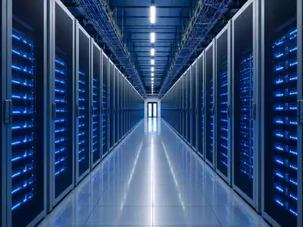 AMD Rechenzentrum ISIN US0079031078 symmetrischer Server Korridor mit blauen LED Lichtern architektonisch - Foto: THN