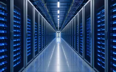 AMD Rechenzentrum ISIN US0079031078 symmetrischer Server Korridor mit blauen LED Lichtern architektonisch - Foto: THN