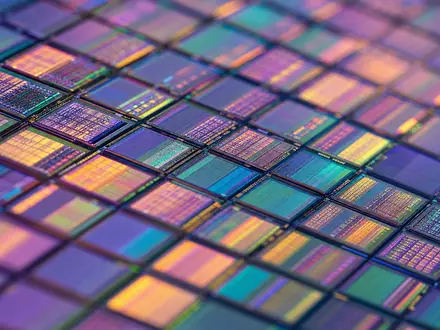 AMD Wafer ISIN US0079031078 Makroaufnahme irisierender Silizium Dies in schillernden Regenbogen Farben - Foto: THN