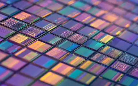 AMD Wafer ISIN US0079031078 Makroaufnahme irisierender Silizium Dies in schillernden Regenbogen Farben - Foto: THN