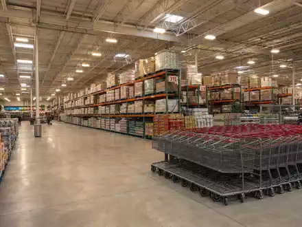 Fotorealistisches Großhandelslager veranschaulicht Costco Wholesale Corp. US22160K1051 mit hohen Regalen und Einkaufswagen anschaulich - Foto: THN