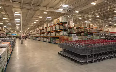 Fotorealistisches Großhandelslager veranschaulicht Costco Wholesale Corp. US22160K1051 mit hohen Regalen und Einkaufswagen anschaulich - Foto: THN