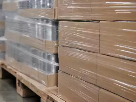 Makroaufnahme illustriert Costco Wholesale Corp. US22160K1051 durch folienverpackte Palettenware in naher Detailperspektive fotografiert - Foto: THN