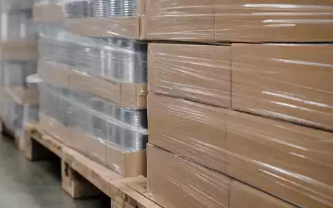 Makroaufnahme illustriert Costco Wholesale Corp. US22160K1051 durch folienverpackte Palettenware in naher Detailperspektive fotografiert - Foto: THN