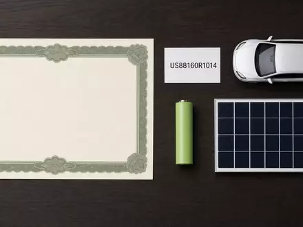 Flatlay mit Aktienzertifikat und ISIN-Karte US88160R1014 präsentiert Tesla Inc. neben Batteriezelle und Solarmodul - Foto: THN