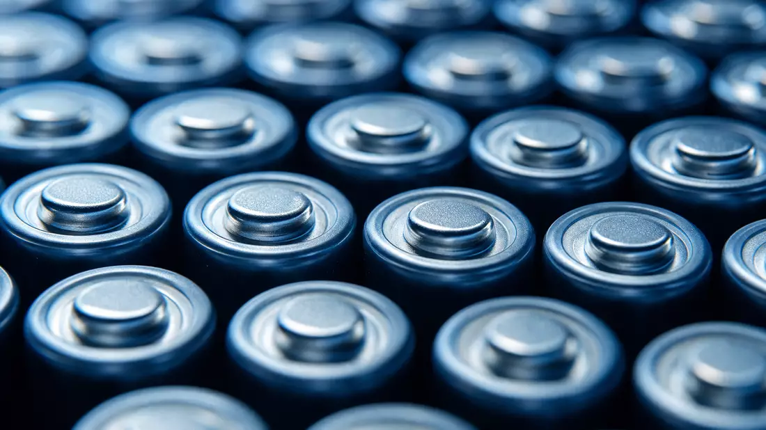 Extreme Nahaufnahme von zylindrischen Lithium-Ionen-Batteriezellen in einem dichten Gittermuster, kü
