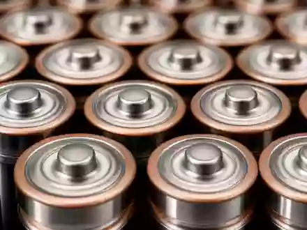 Makroaufnahme zylindrischer Batteriezellen illustriert die Speichertechnologie von Tesla Inc., ISIN US88160R1014, in Nahaufnahme - Foto: THN