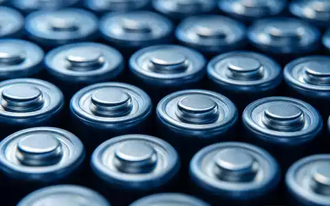 Tesla US88160R1014 Makro zylindrische Lithium Ionen Batteriezellen im dichten blauen Wabenmuster Nahaufnahme - Foto: THN