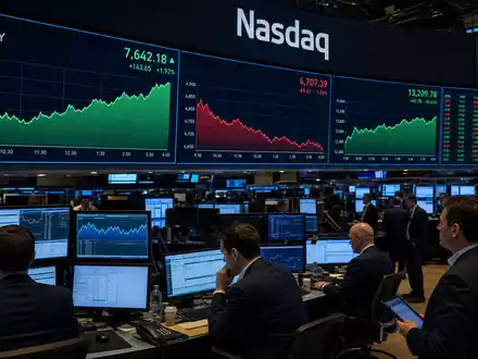 Dieses Börsen-Editorialfoto vom Nasdaq-Handelssaal begleitet die Aktie von Tesla Inc., ISIN US88160R1014, mit grafischen Energie-Charts - Foto: THN