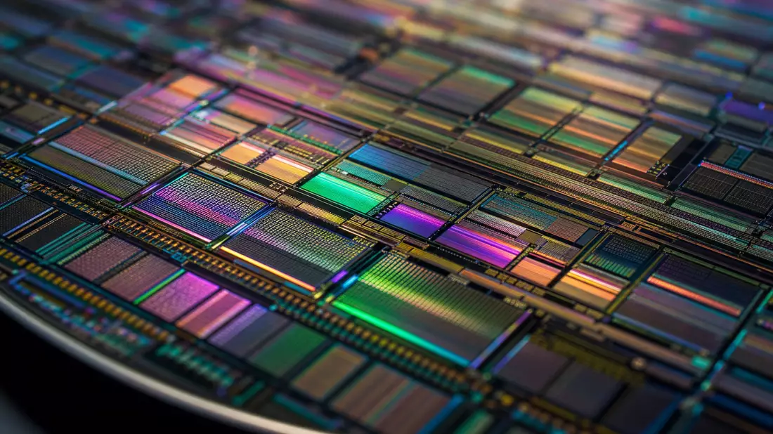 Makroaufnahme eines Silizium-Wafers mit schimmernden Schaltkreismustern
