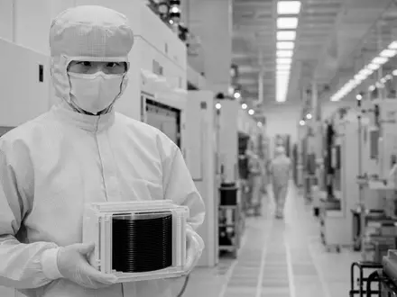 Lam Research US5324571083 Reinraum Techniker haelt Wafer Carrier im Schwarz Weiss Reportage Stil - Foto: THN