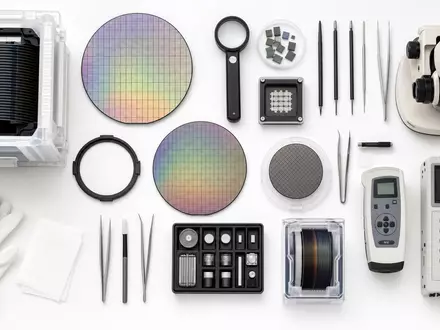 Lam Research US5324571083 Flatlay mit Silizium Wafern Wafer Carrier und Praezisionswerkzeug auf weissem Untergrund - Foto: THN