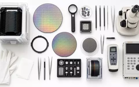 Lam Research US5324571083 Flatlay mit Silizium Wafern Wafer Carrier und Praezisionswerkzeug auf weissem Untergrund - Foto: THN
