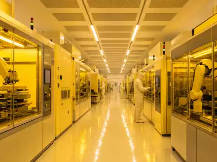 Micron Technology US5951121038 Halbleiter Fab Reinraum mit Wafer Handling Robotern im Gelbsafelicht - Foto: THN