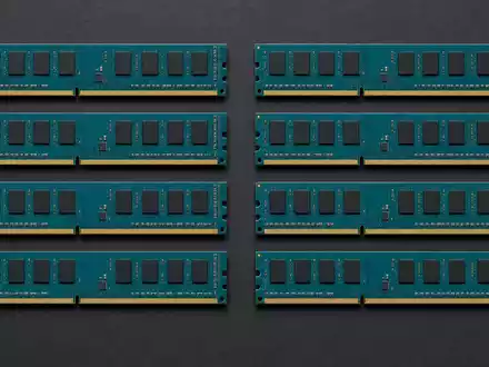 Micron Technology US5951121038 DDR Speichermodule geometrisch und sauber als Flatlay Produktfoto angeordnet - Foto: THN