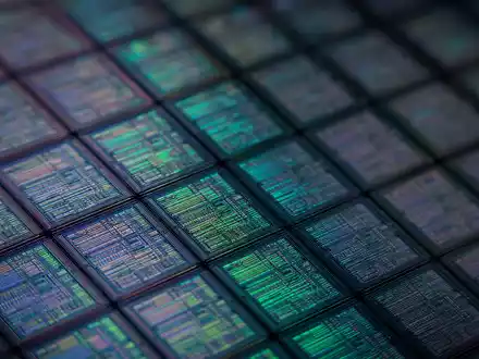 Micron Technology US5951121038 Siliziumwafer Oberfläche mit irisierenden Beugungsfarben im Extrem Makro aufgenommen - Foto: THN