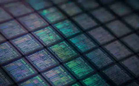 Micron Technology US5951121038 Siliziumwafer Oberfläche mit irisierenden Beugungsfarben im Extrem Makro aufgenommen - Foto: THN