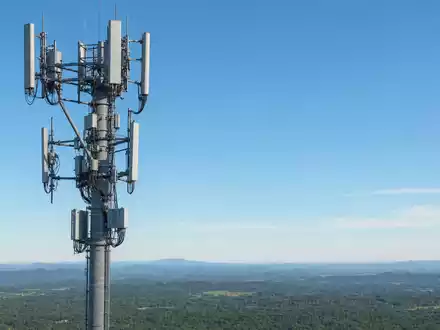 Fotorealistischer Funkmast von T-Mobile US Inc. (US8725901040) zeigt 5G-Antennen fĂŒr Mobilfunknetz-Infrastruktur in den USA - Foto: THN