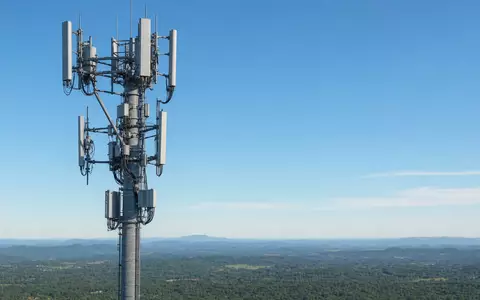 Fotorealistischer Funkmast von T-Mobile US Inc. (US8725901040) zeigt 5G-Antennen für Mobilfunknetz-Infrastruktur in den USA - Foto: THN