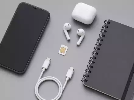 T-Mobile US8725901040 vereint eine generische SIM Karte mit modernem Smartphone Zubehör im eleganten Flatlay. - Foto: THN