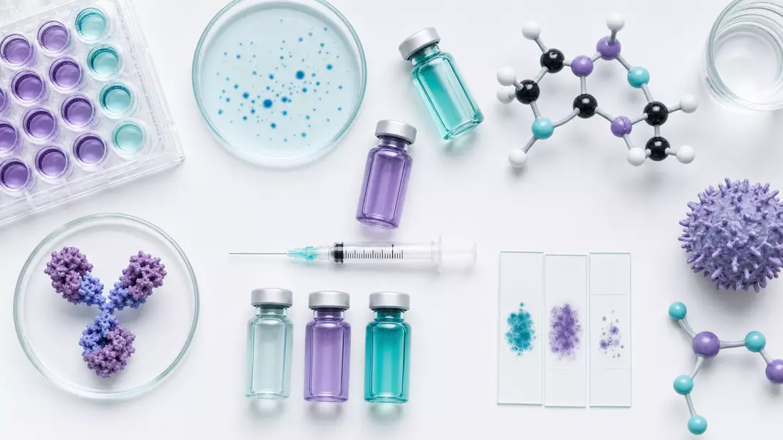 Draufsicht-Flatlay weißer Hintergrund mit Spritze, Glasfläschchen, Molekülmodellen und Mikroskopträgern als abstrakte Immuntherapie-Darstellung