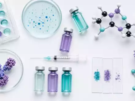 Bristol-Myers Squibb US0897961004 Flatlay Immuntherapie-Laborobjekte auf weißem Hintergrund mit Molekülmodellen sauber angeordnet - Foto: THN