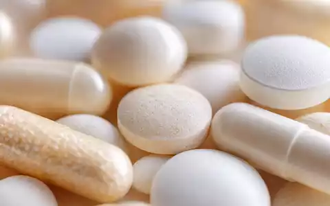 Bristol-Myers Squibb US0897961004 Makrofotografie generischer Kliniktabletten und Kapseln in warmem Licht mit weichem Bokeh - Foto: THN