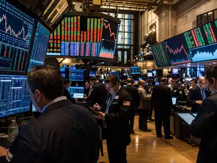 Bristol-Myers Squibb US0897961004 NYSE-Börsen-Editorial zeigt Händler an leuchtenden Multiscreen-Terminals im geschäftigen Handelssaal - Foto: THN