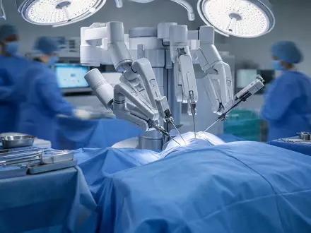 Intuitive Surgical US46120E6023 zeigt fotorealistischen generischen OP-Roboter mit vier Armen im sterilen Operationssaal - Foto: THN