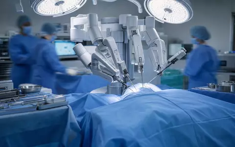 Intuitive Surgical US46120E6023 zeigt fotorealistischen generischen OP-Roboter mit vier Armen im sterilen Operationssaal - Foto: THN