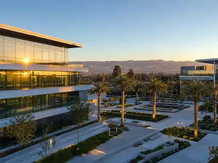 Intuitive Surgical US46120E6023 generischer Silicon Valley Technologiecampus im goldenen Abendlicht mit glÀsernen Fassaden - Foto: THN