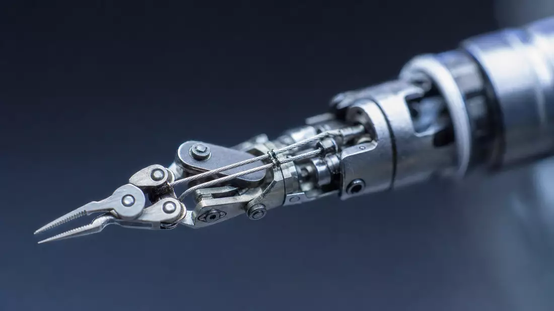 Extreme Makrofotografie einer miniaturisierten chirurgischen Roboterarmspitze mit Nadelhalter-Handge
