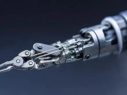 Intuitive Surgical US46120E6023 Makroaufnahme zeigt miniaturisierten Roboter Endeffektor mit präziser feiner Gelenkmechanik - Foto: THN