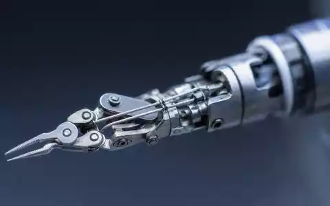 Intuitive Surgical US46120E6023 Makroaufnahme zeigt miniaturisierten Roboter Endeffektor mit präziser feiner Gelenkmechanik - Foto: THN