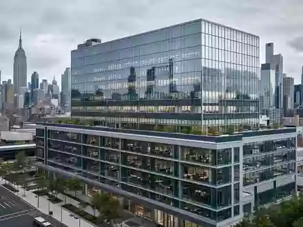PepsiCo US7134481081 zeigt generisches Glas-Stahl-Konzerngebäude vor der New Yorker Stadtsilhouette ohne jegliche Markennamen - Foto: THN