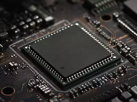Qualcomm US7475251036 zeigt fotorealistischen mobilen Prozessor auf dunkler moderner Leiterplatte mit Kupferleiterbahnen - Foto: THN