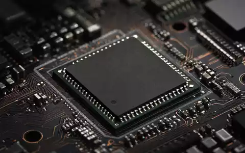 Qualcomm US7475251036 zeigt fotorealistischen mobilen Prozessor auf dunkler moderner Leiterplatte mit Kupferleiterbahnen - Foto: THN