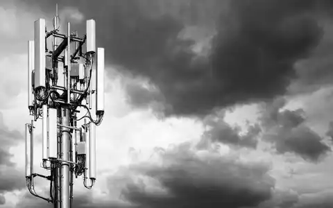 Qualcomm US7475251036 dokumentiert 5G Antennenmast vor dramatischem bewölkten Himmel als Schwarz Weiß Reportage - Foto: THN