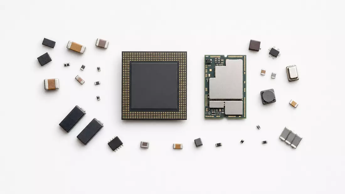 Draufsicht-Flatlay verschiedener generischer Halbleiterkomponenten: Prozessor-Chip, Modem-Modul und SMD-Bauteile auf weißer Oberfläche in weichem Studioblitzlicht