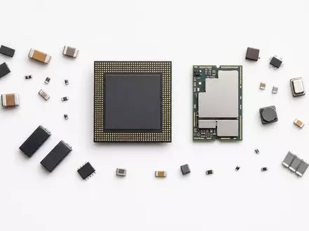 Qualcomm US7475251036 Flatlay mobiler Halbleiter Chips und Elektronik Komponenten auf weißem Untergrund - Foto: THN