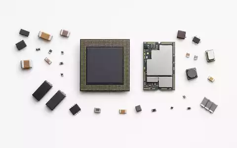 Qualcomm US7475251036 Flatlay mobiler Halbleiter Chips und Elektronik Komponenten auf weißem Untergrund - Foto: THN