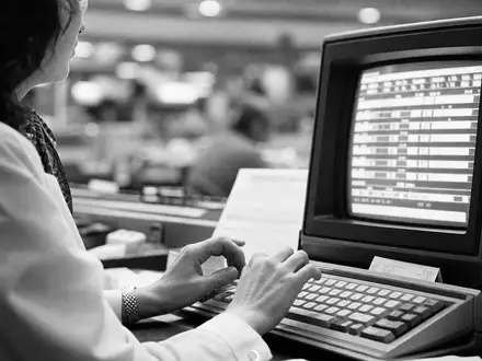 Amadeus ES0113900J37 Schwarz Weiß Reportage Agentin am klassischen historischen GDS Buchungsterminal sitzend - Foto: THN