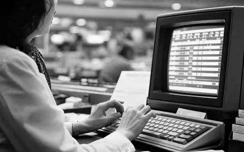 Amadeus ES0113900J37 Schwarz Weiß Reportage Agentin am klassischen historischen GDS Buchungsterminal sitzend - Foto: THN
