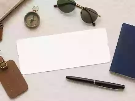 Amadeus ES0113900J37 Flatlay anonymer weißer leerer Boardingpass mit Reise Accessoires auf Leinenstoff - Foto: THN