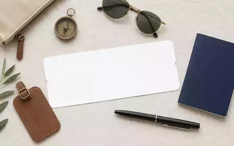 Amadeus ES0113900J37 Flatlay anonymer weißer leerer Boardingpass mit Reise Accessoires auf Leinenstoff - Foto: THN