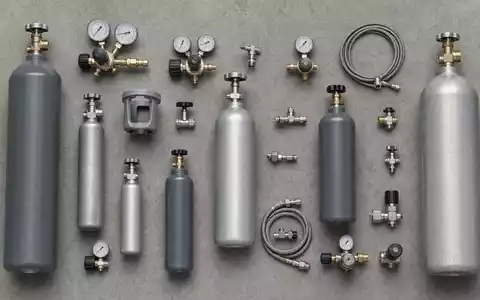 Air Liquide FR0000120628 liefert Heliumflaschen und Druckregler als technische Industriegasprodukte an Kunden - Foto: THN