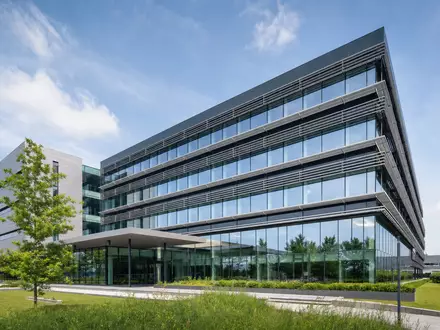 Ahold NL0011794037 Architektur des modernen Konzernhauptsitzes in Zaandam Niederlande Glas Stahl Fassade blauer Himmel - Foto: THN