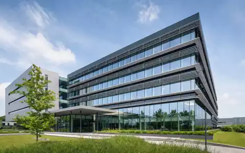 Ahold NL0011794037 Architektur des modernen Konzernhauptsitzes in Zaandam Niederlande Glas Stahl Fassade blauer Himmel - Foto: THN