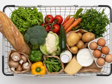 Ahold NL0011794037 Flatlay Draufsicht auf Einkaufskorb gefüllt mit frischem Gemüse Brot und Milchprodukten - Foto: THN